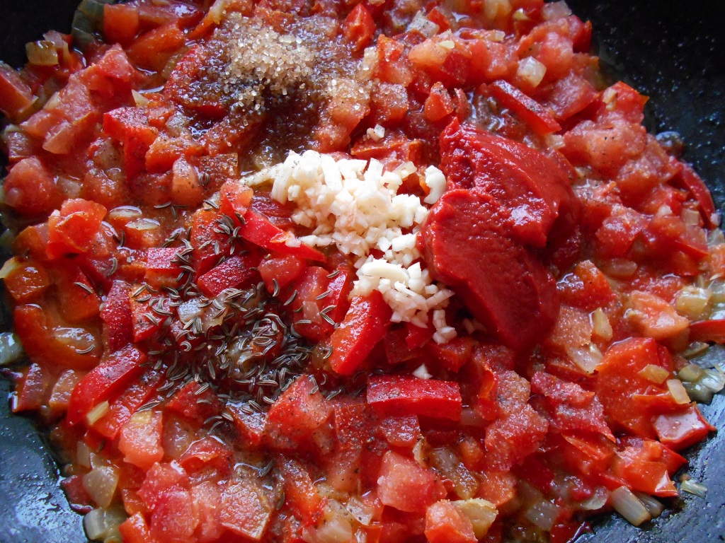 Aperitiv Shakshouka (Ochiuri in sos condimentat de rosii)