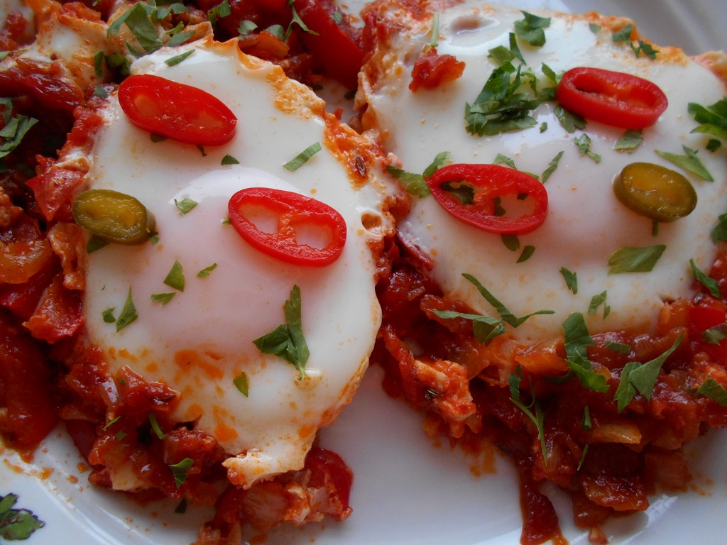 Aperitiv Shakshouka (Ochiuri in sos condimentat de rosii)