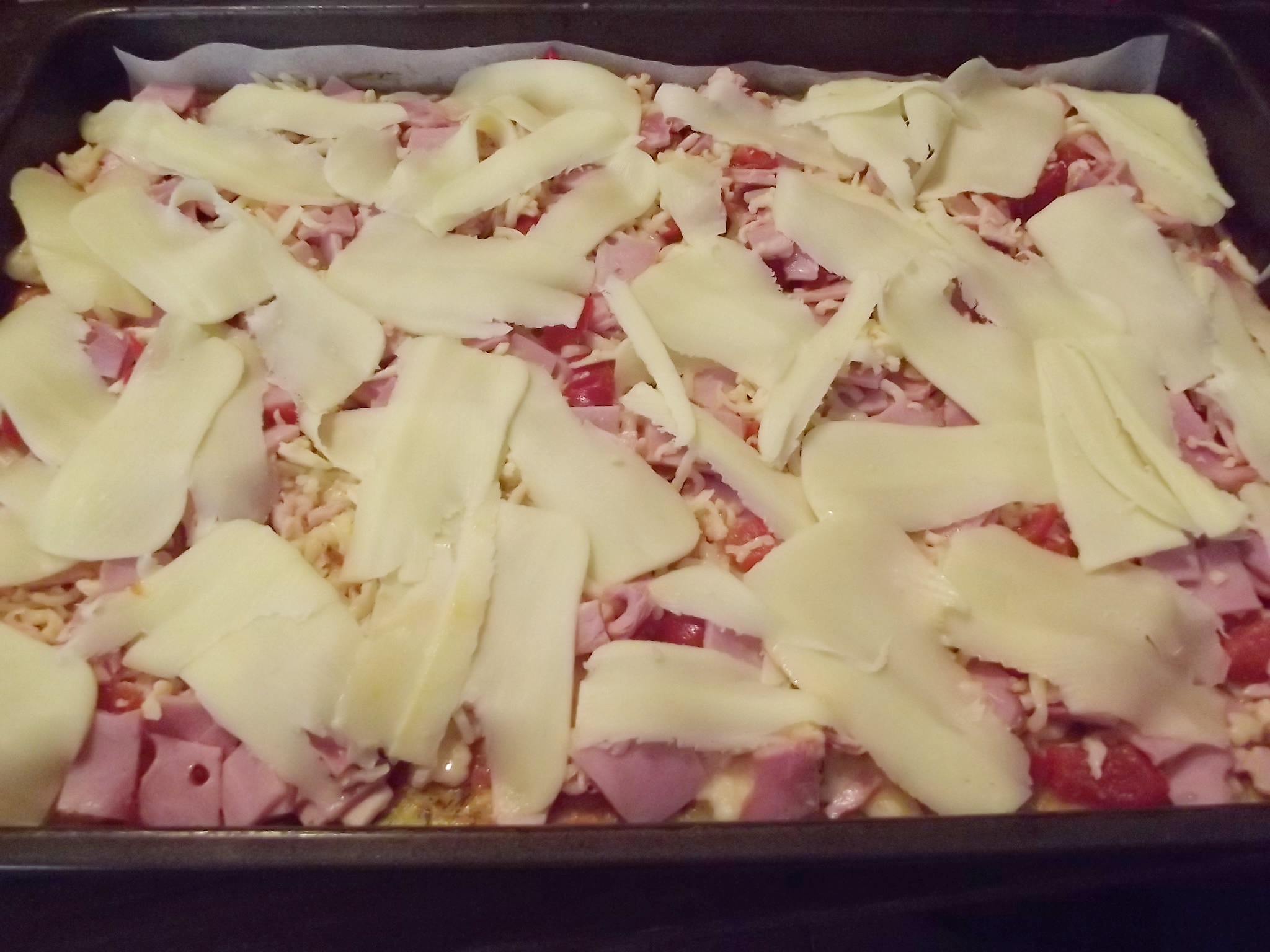 Pizza cu blat de dovlecel si branza