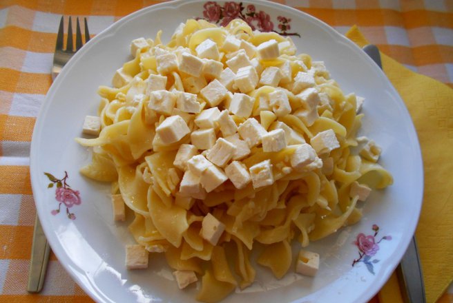 Tagliatelle la tigaie, cu unt si telemea