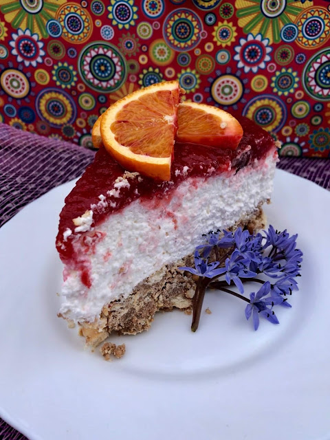 Desert tort cu blat de biscuiti, mascarpone si jeleu de visine