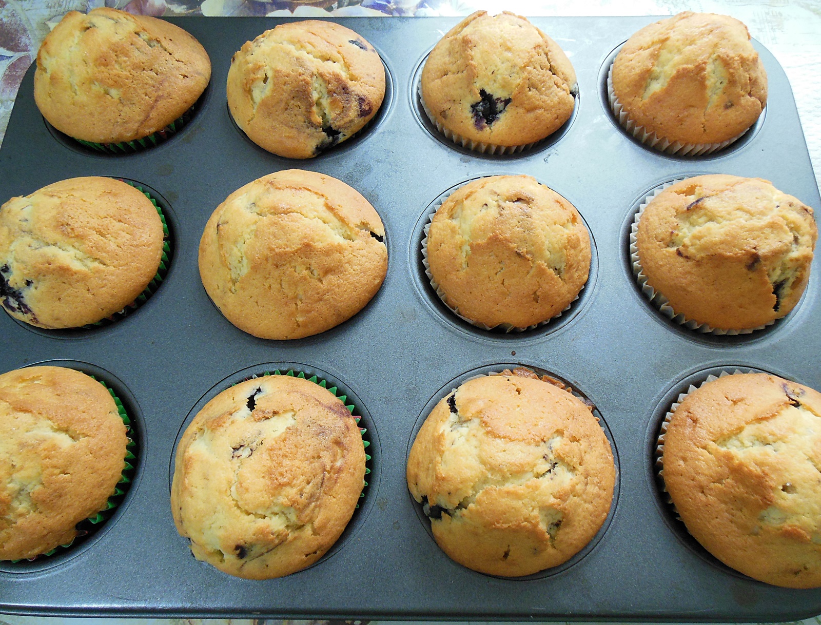 Desert muffins cu afine si glazura de lamaie