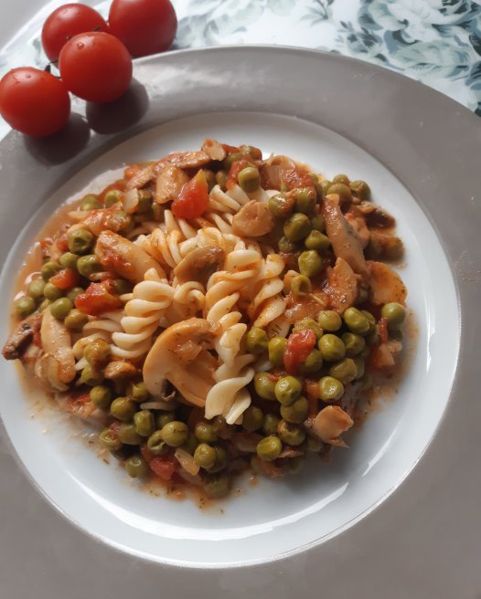 Fusilli cu ciuperci, mazare si rosii