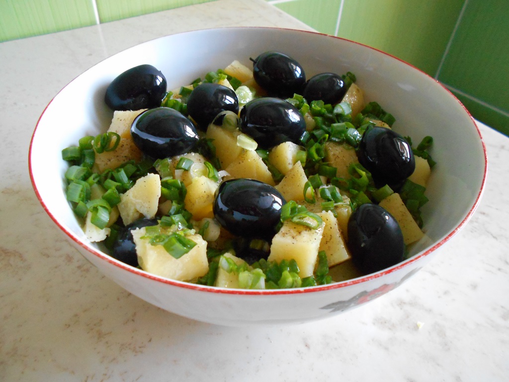 Salata de cartofi, cu ceapa verde si masline