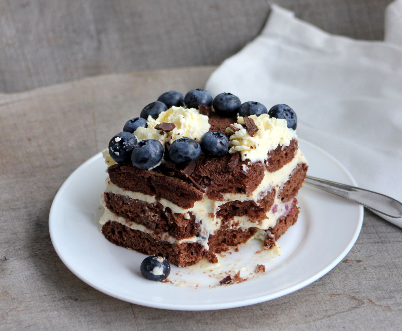 Desert tort cu piscoturi, crema de vanilie si fructe de padure