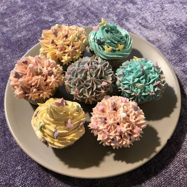 Desert briose (cupcakes) cu buttercream