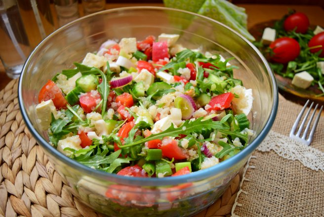 Salata de legume cu quinoa alba si branza