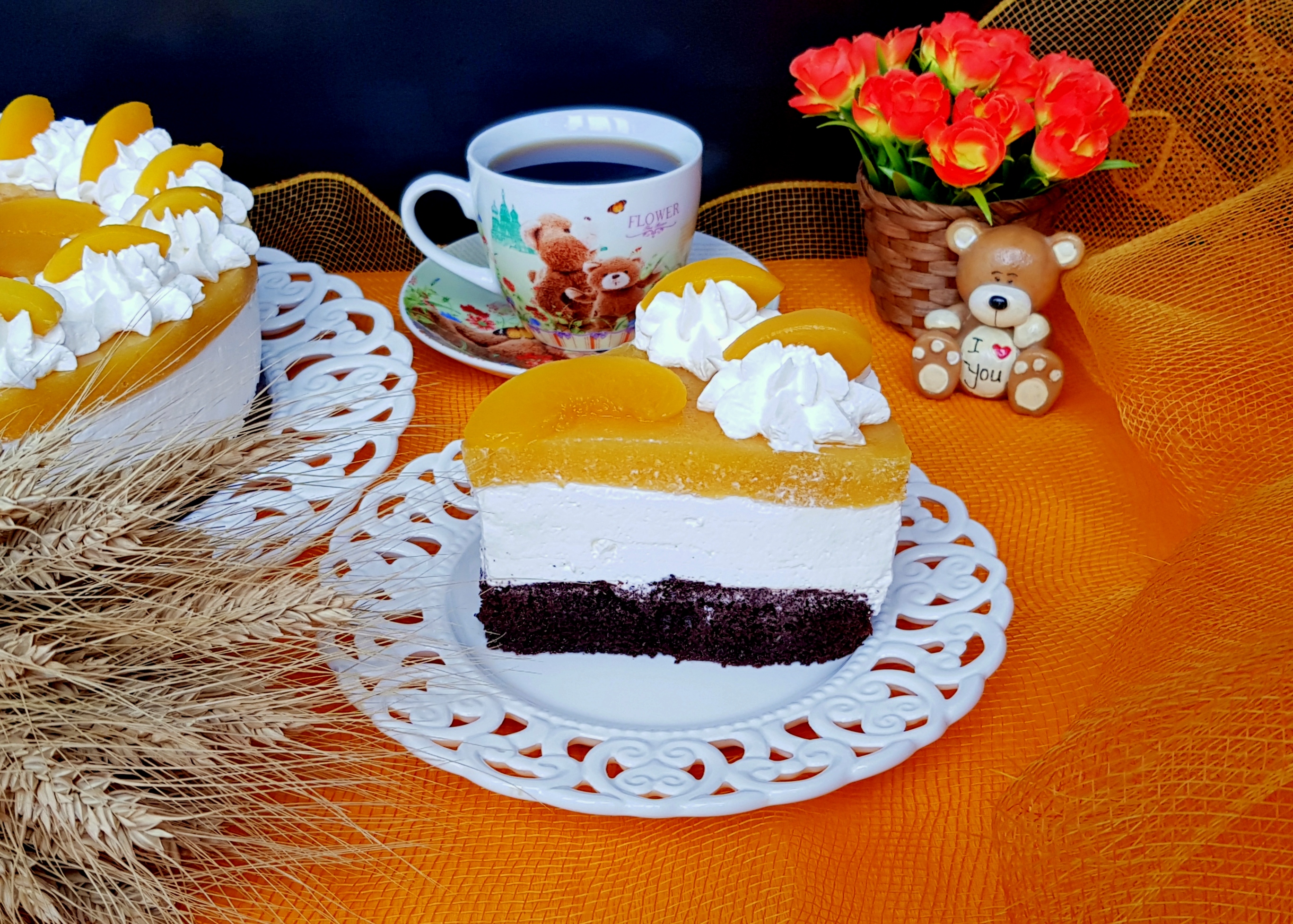 Desert tort cu blat de cacao, crema cu mascarpone si jeleu de piersici