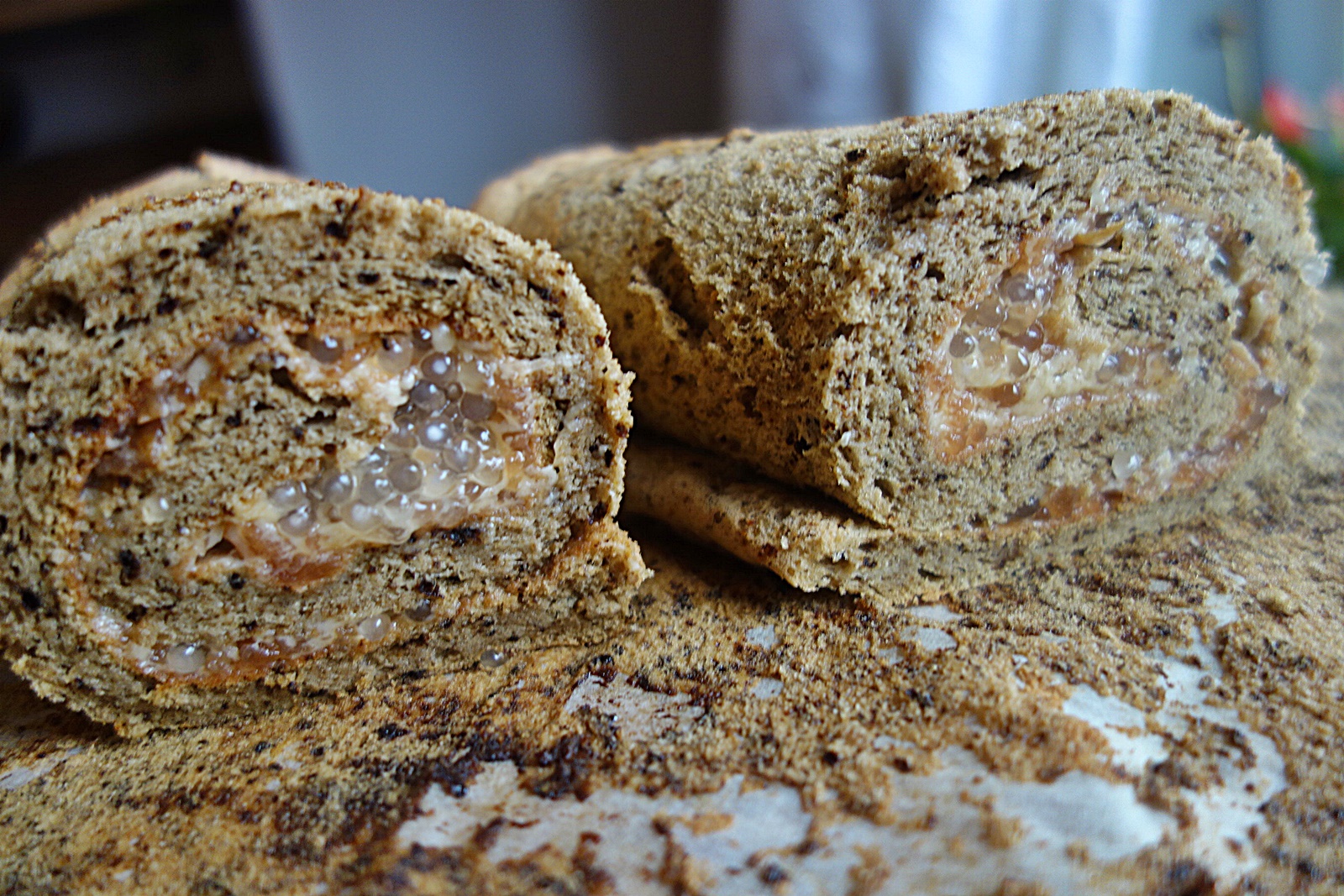 Desert rulada cu blat de cafea si umplutura de gem de gutui cu perle de tapioca