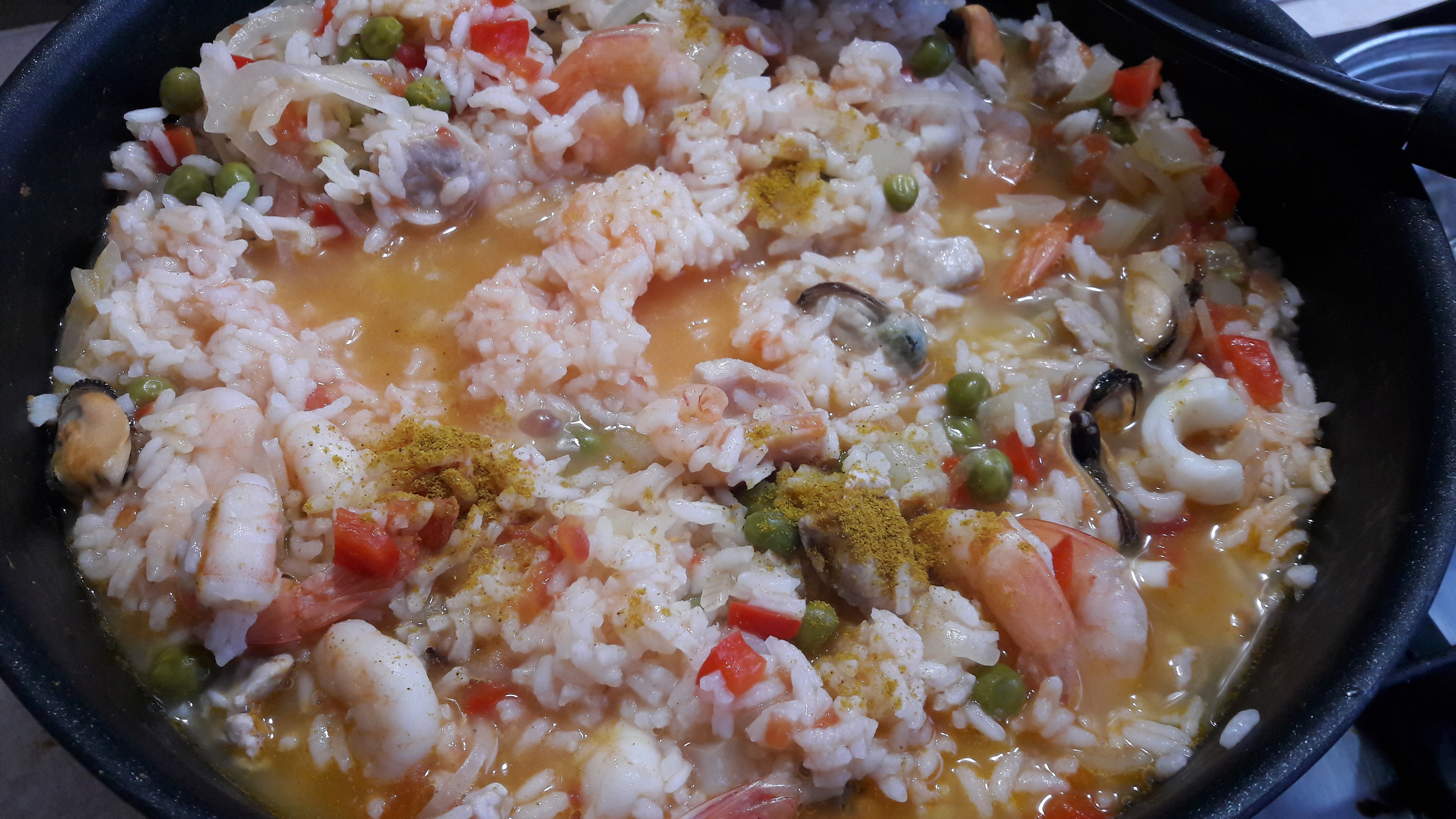 Paella cu fructe de mare