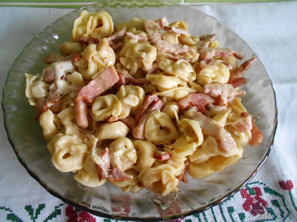 Tortellini cu sunca, smantana si cașcaval