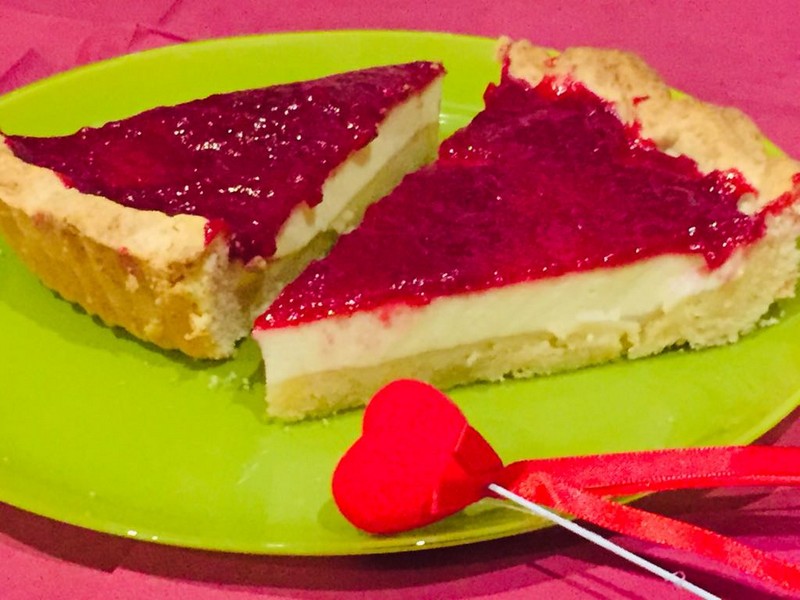 Desert tarta vanilata cu smantana si gem de merisoare