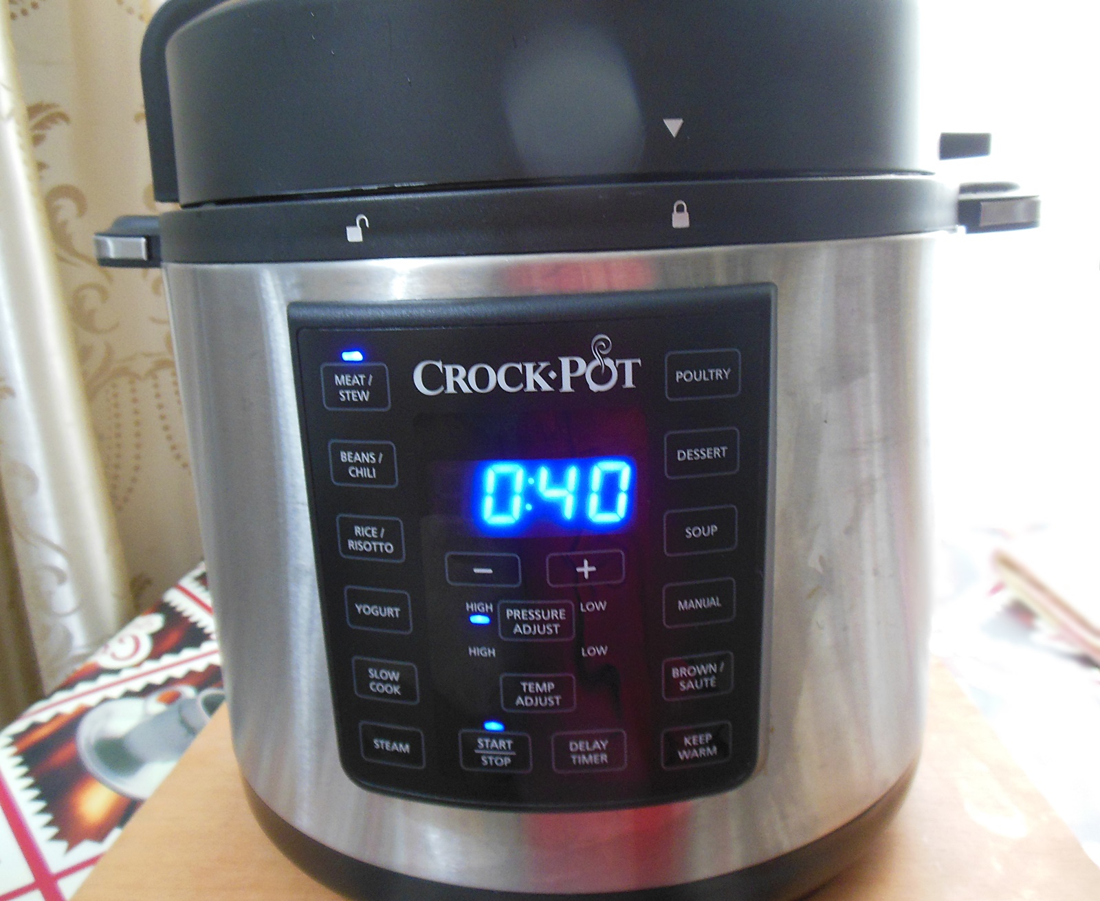 Tocanita de iepure cu ciuperci la Multicooker Crock-Pot cu gatire sub presiune