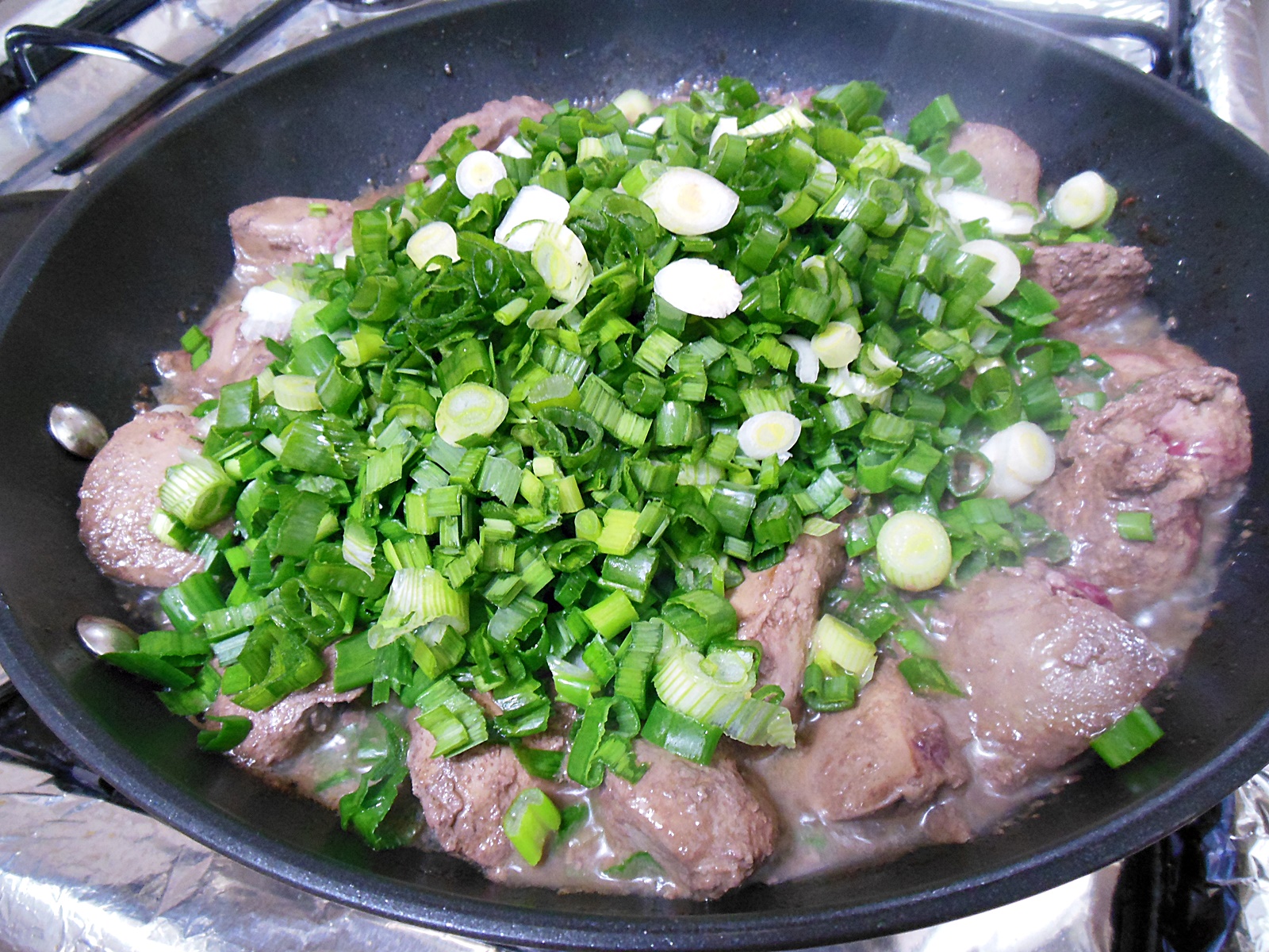 Ficatei de pui cu tortellini, ceapa verde si rosii