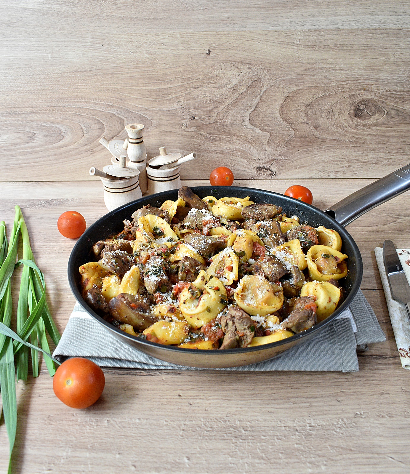 Ficatei de pui cu tortellini, ceapa verde si rosii