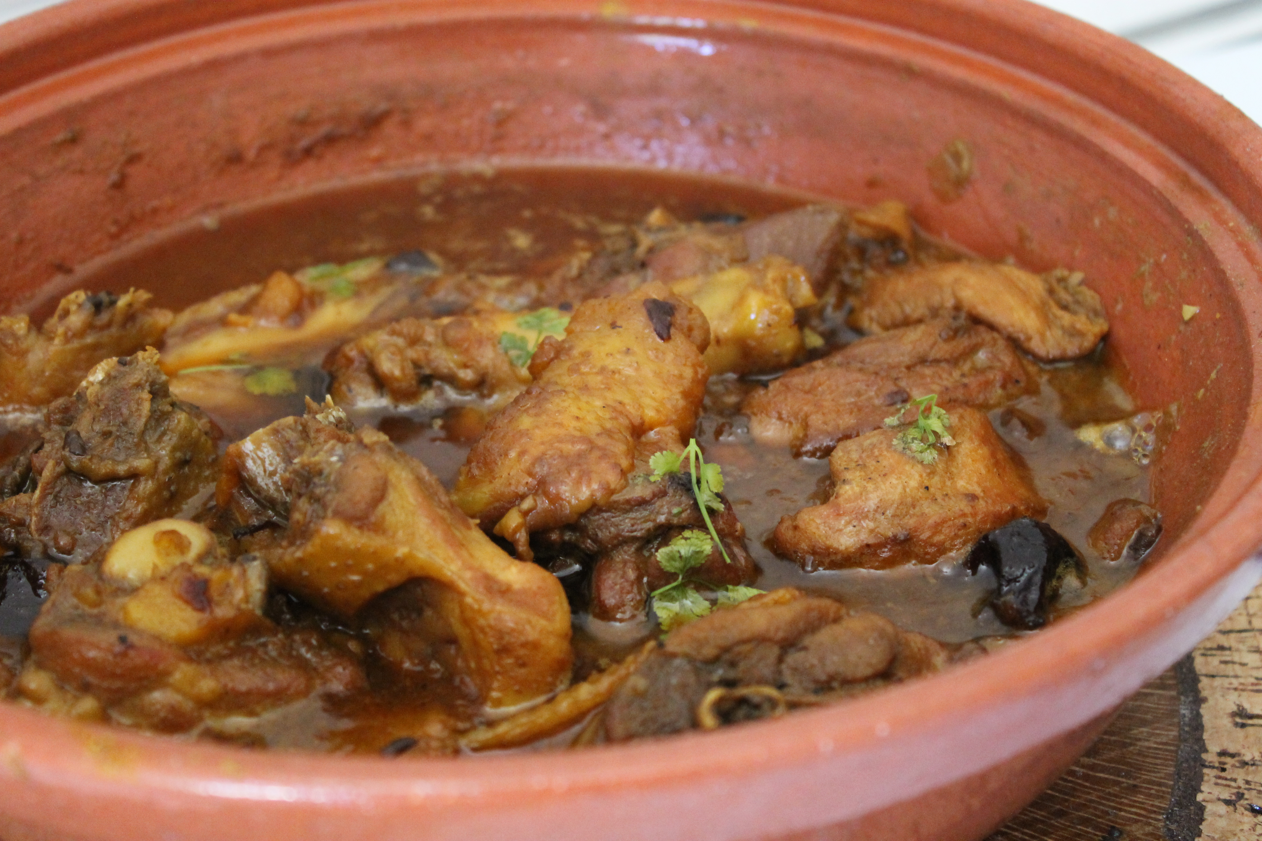 Tajine de pui cu prune si caise uscate