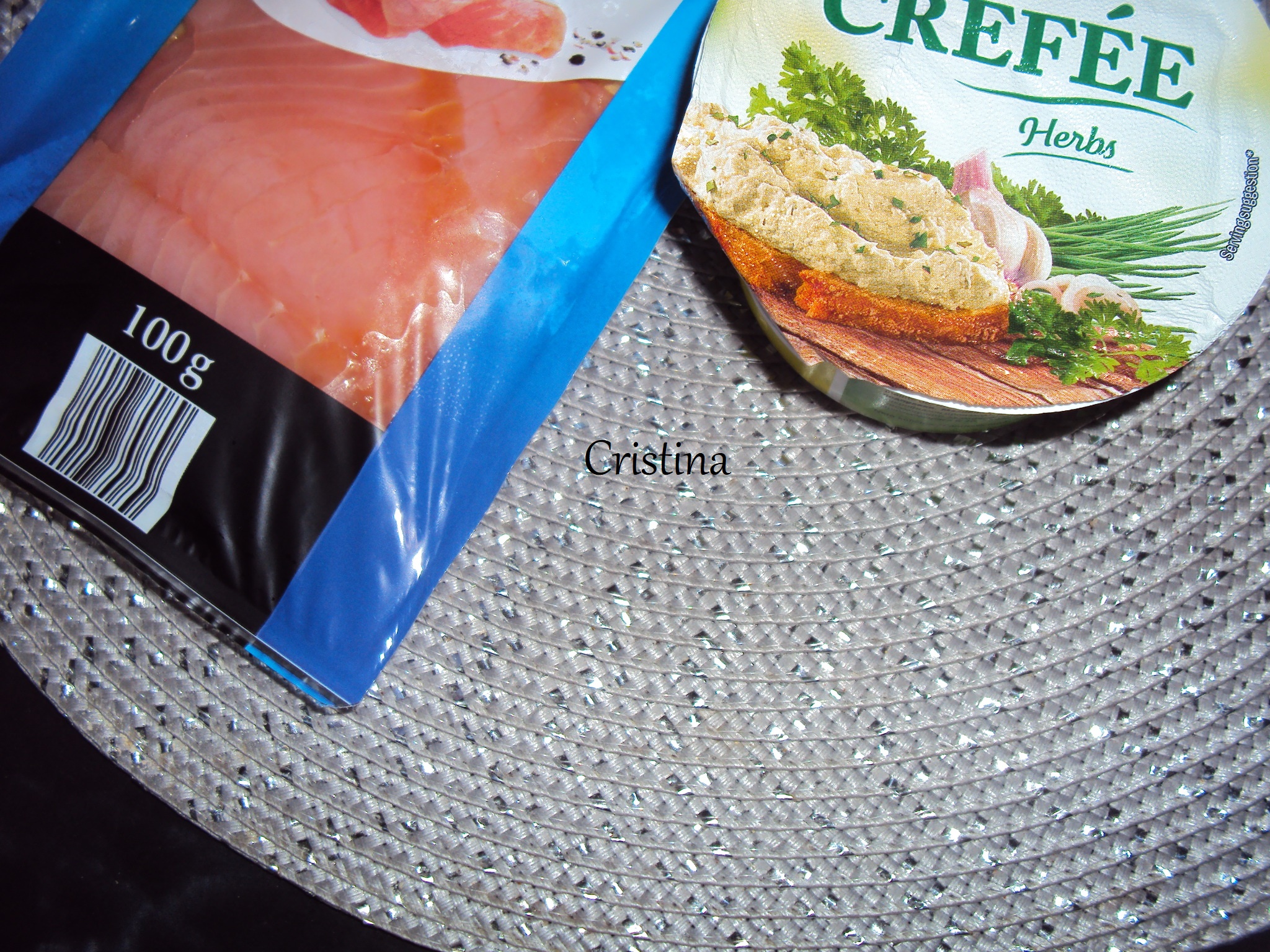 Sandwich cu somon afumat si crema de branza