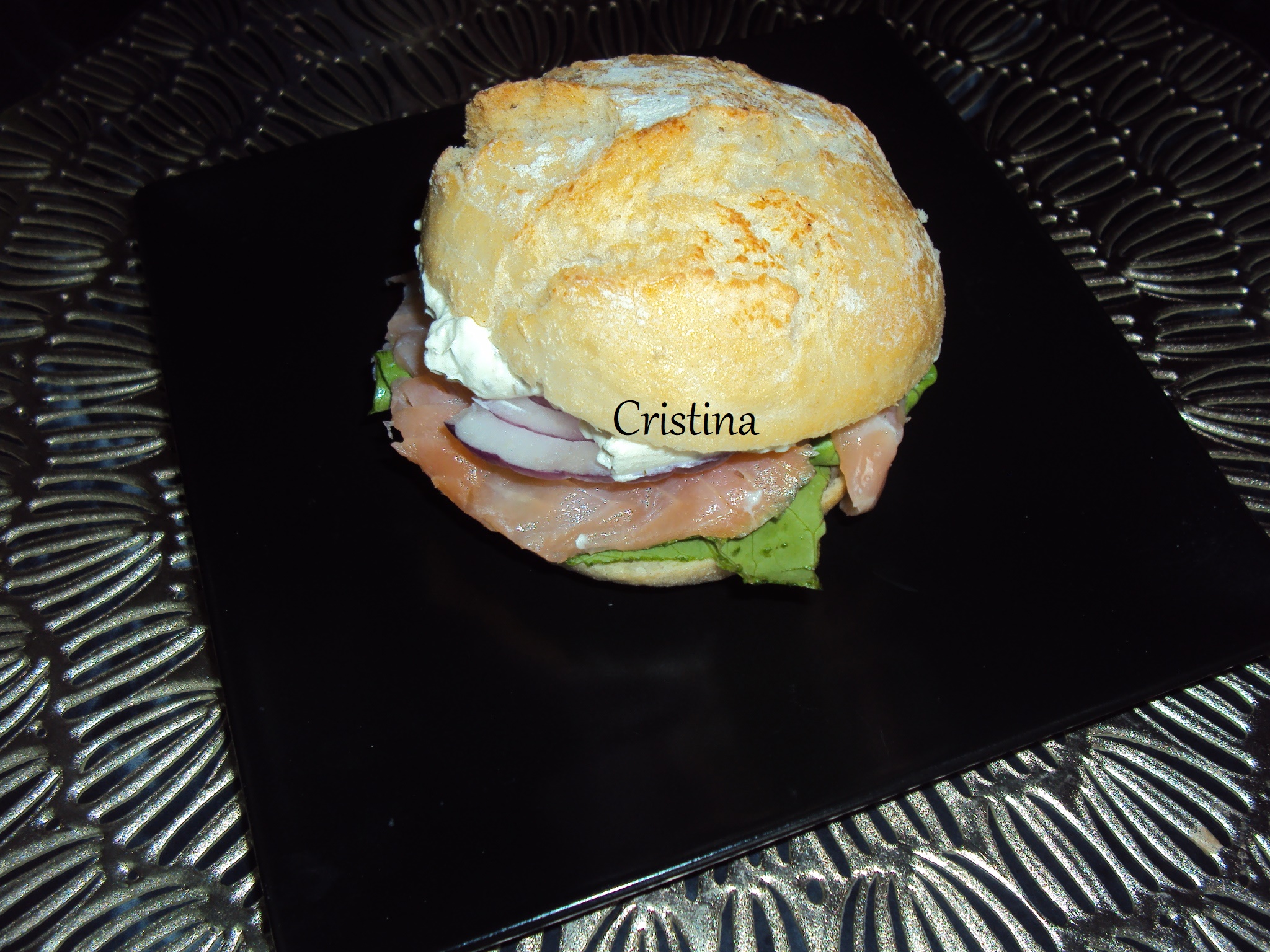 Sandwich cu somon afumat si crema de branza