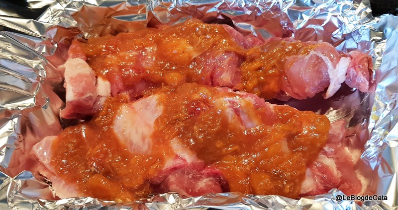 Scarita de porc (Ribs) cu sos de caise la gratar