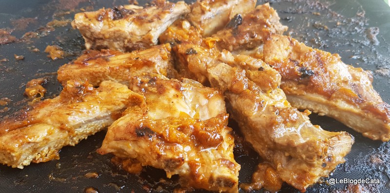 Scarita de porc (Ribs) cu sos de caise la gratar