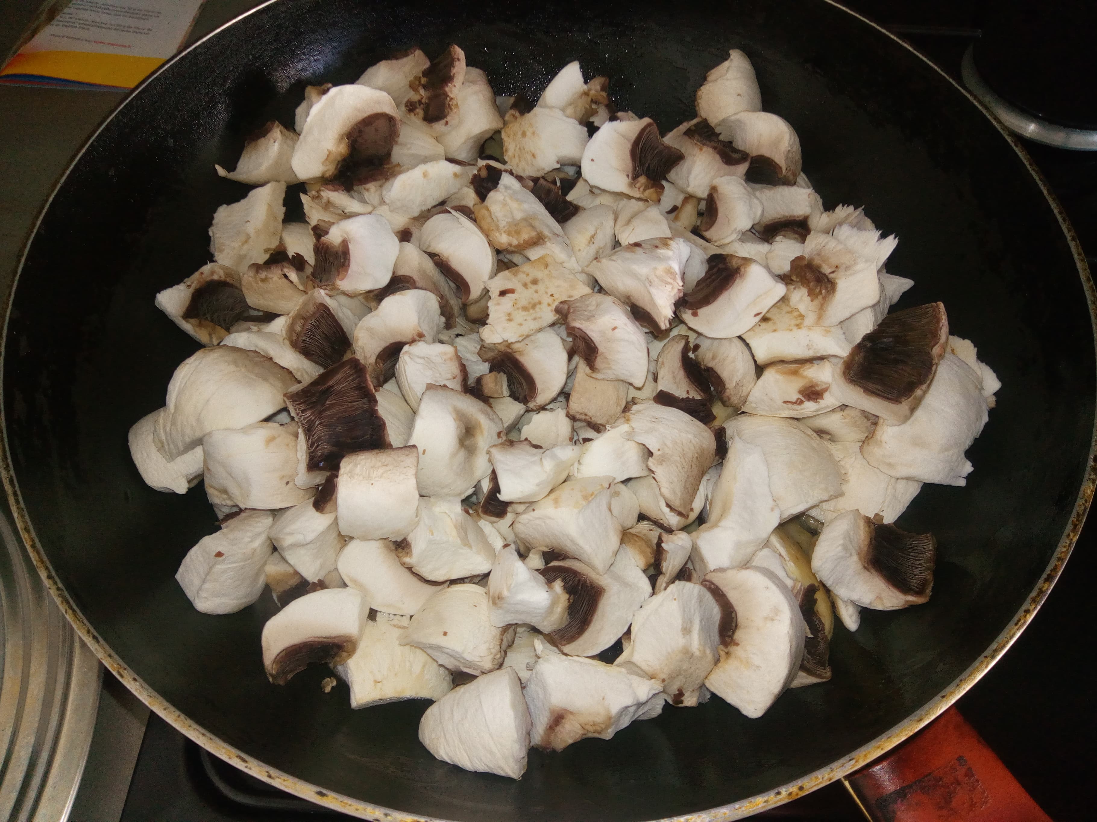 Ciuperci champignon cu vin alb si smantana