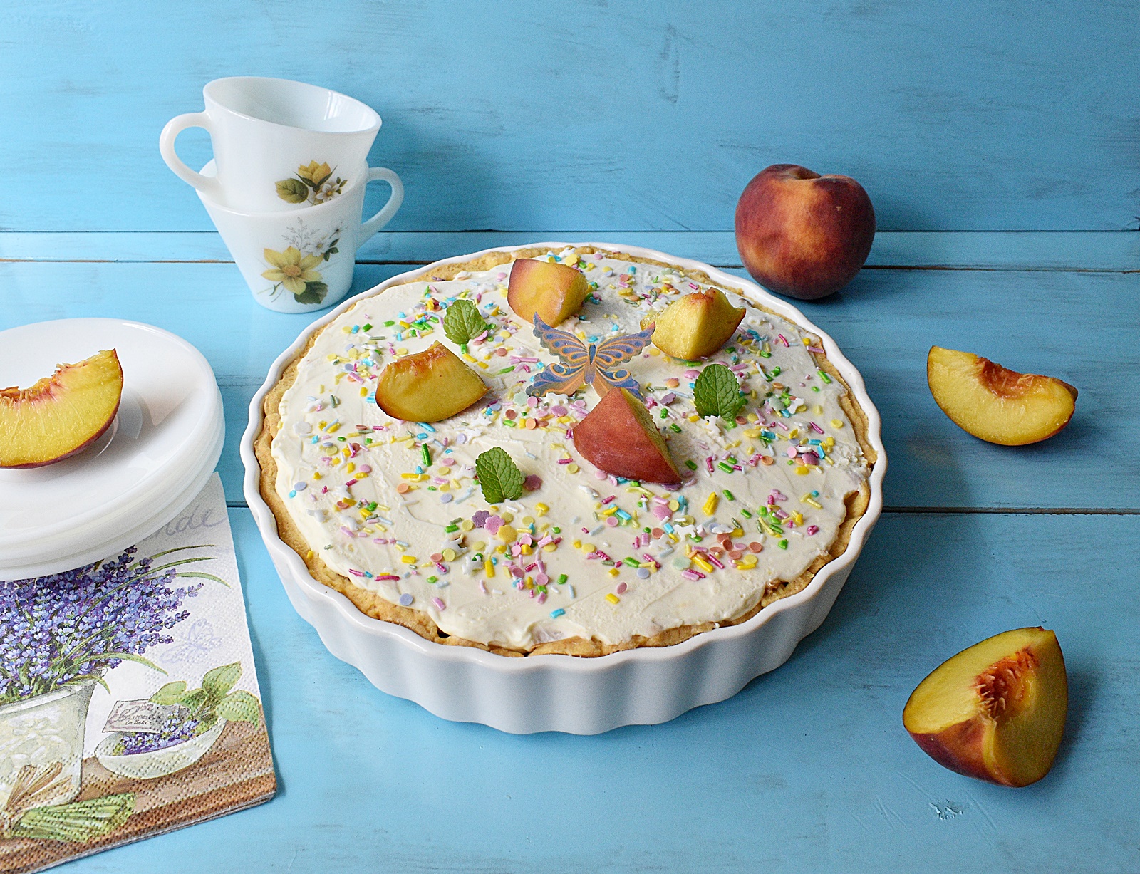 Desert tarta cu piersici si crema mascarpone cu ciocolata