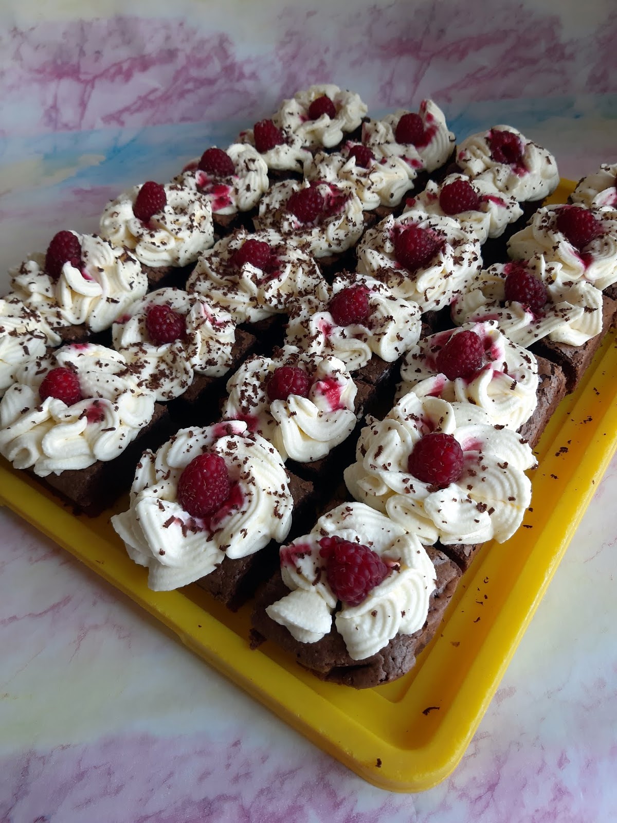 Desert brownie cu mascarpone si zmeura