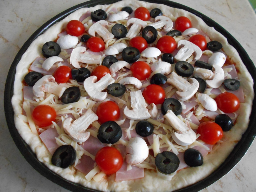 Pizza cu sunca, ardei si ciuperci