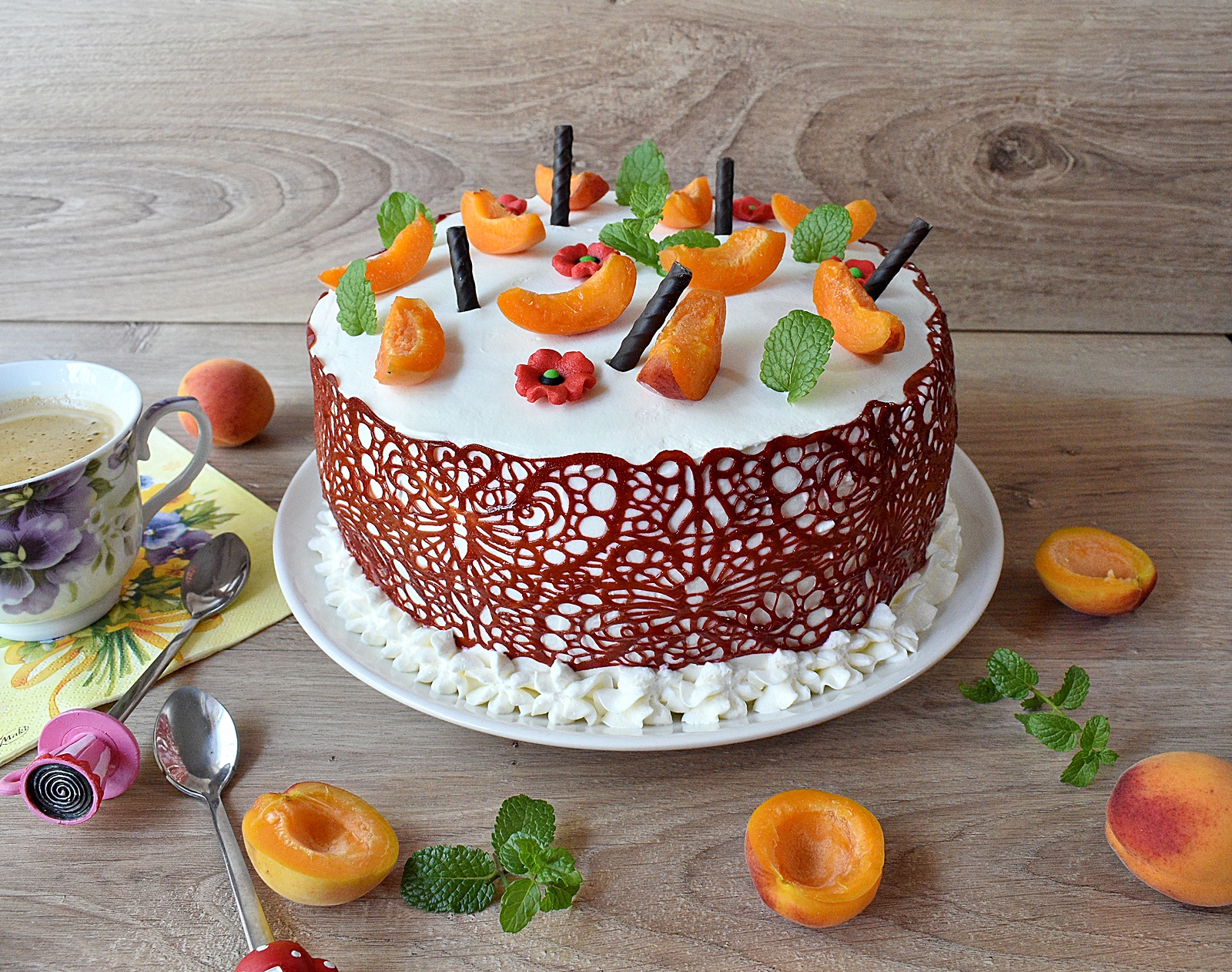 Desert tort cu caise, crema de ciocolata si mascarpone