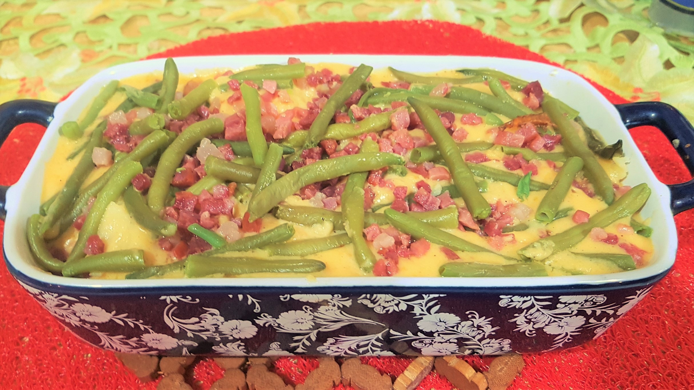 Tortellini cu sos cheddar, jambon si fasole verde