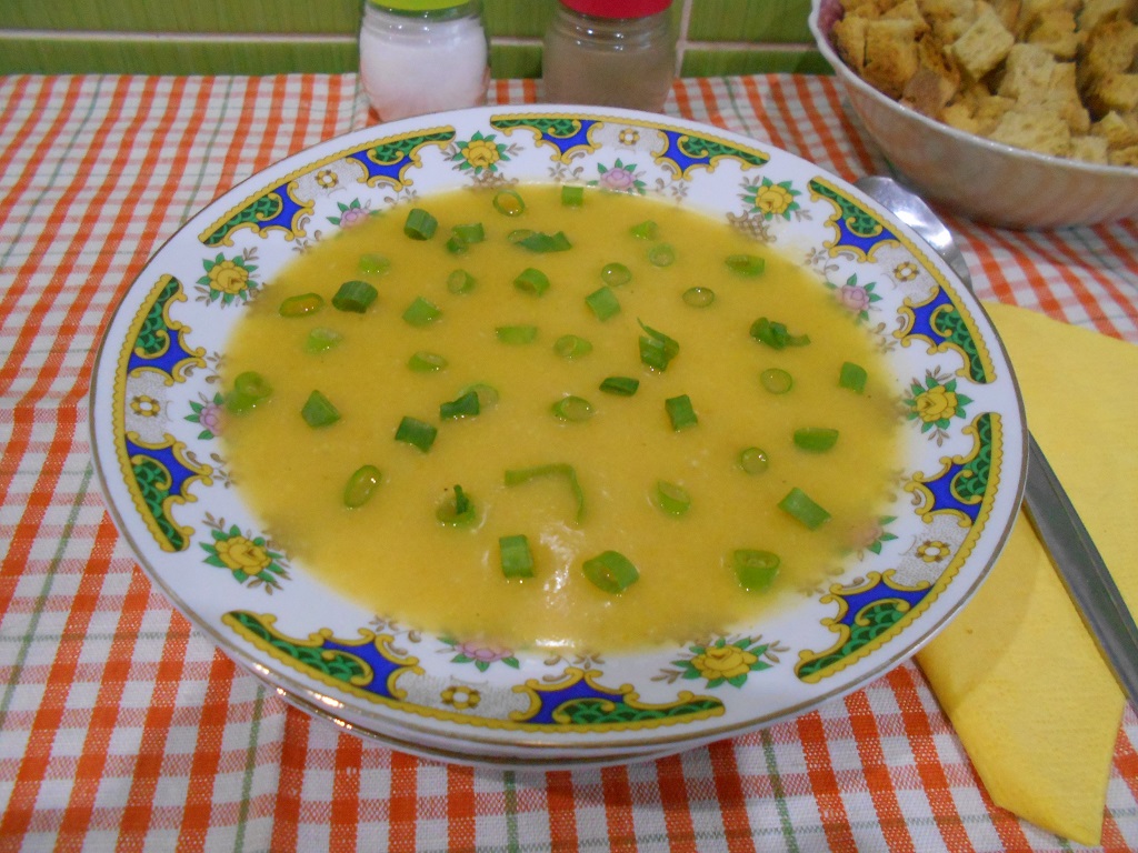 Supa crema de dovlecel, cu crutoane si ceapa verde