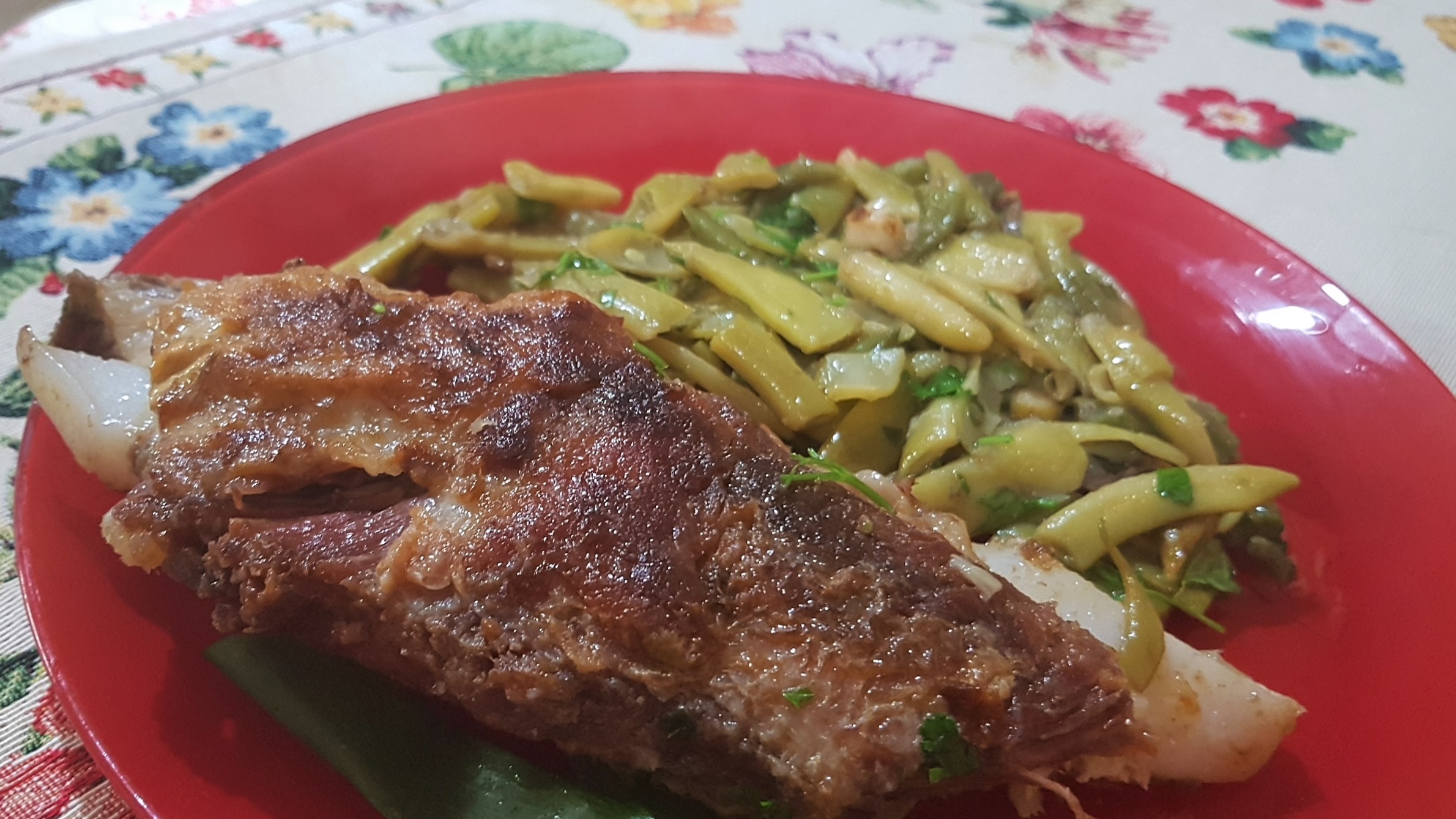 Piept de purcel afumat cu fasole verde