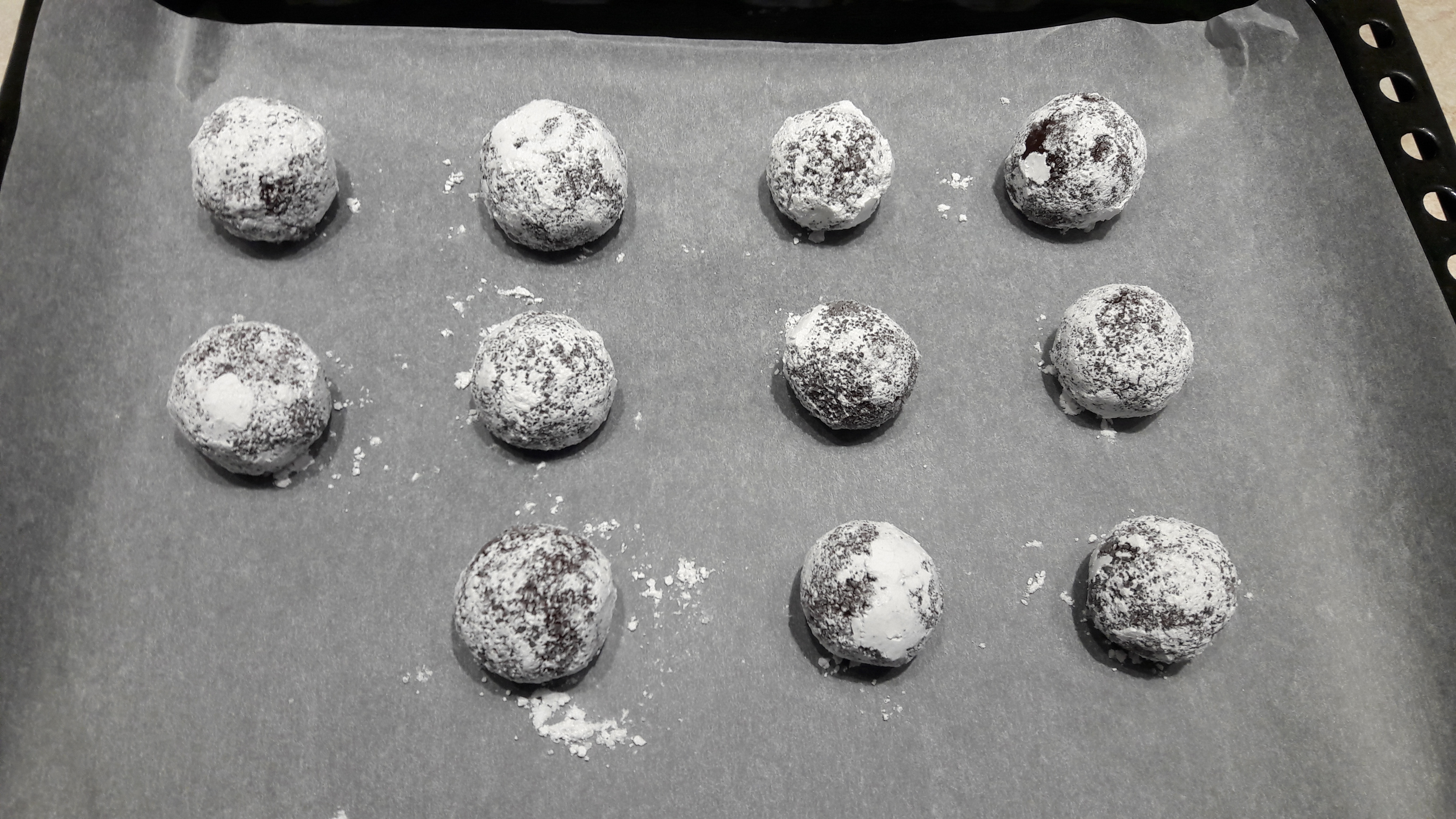 Desert chocolate crinkles