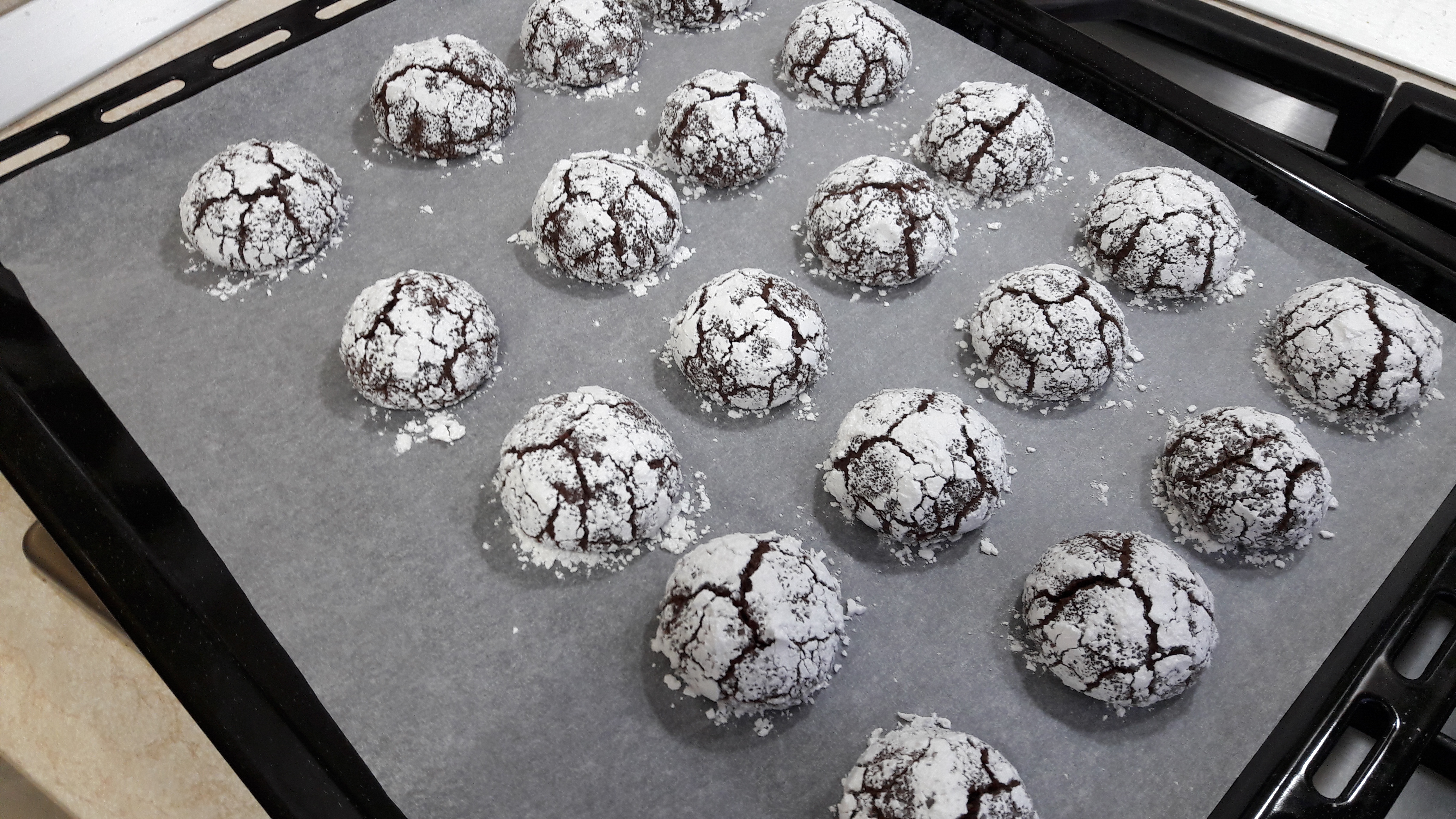 Desert chocolate crinkles