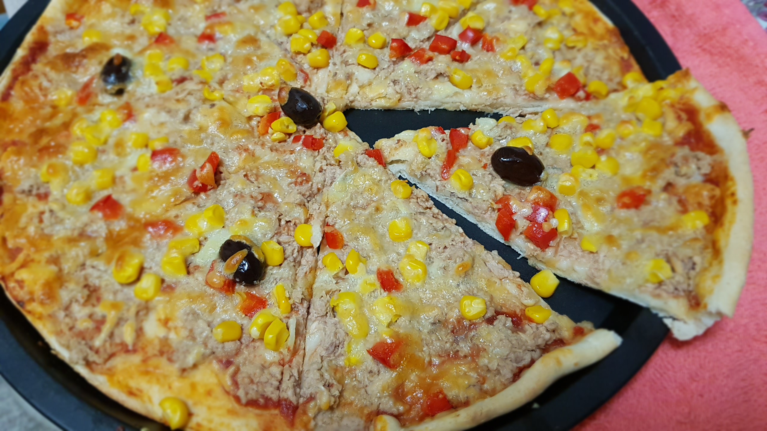 Pizza cu ton si porumb