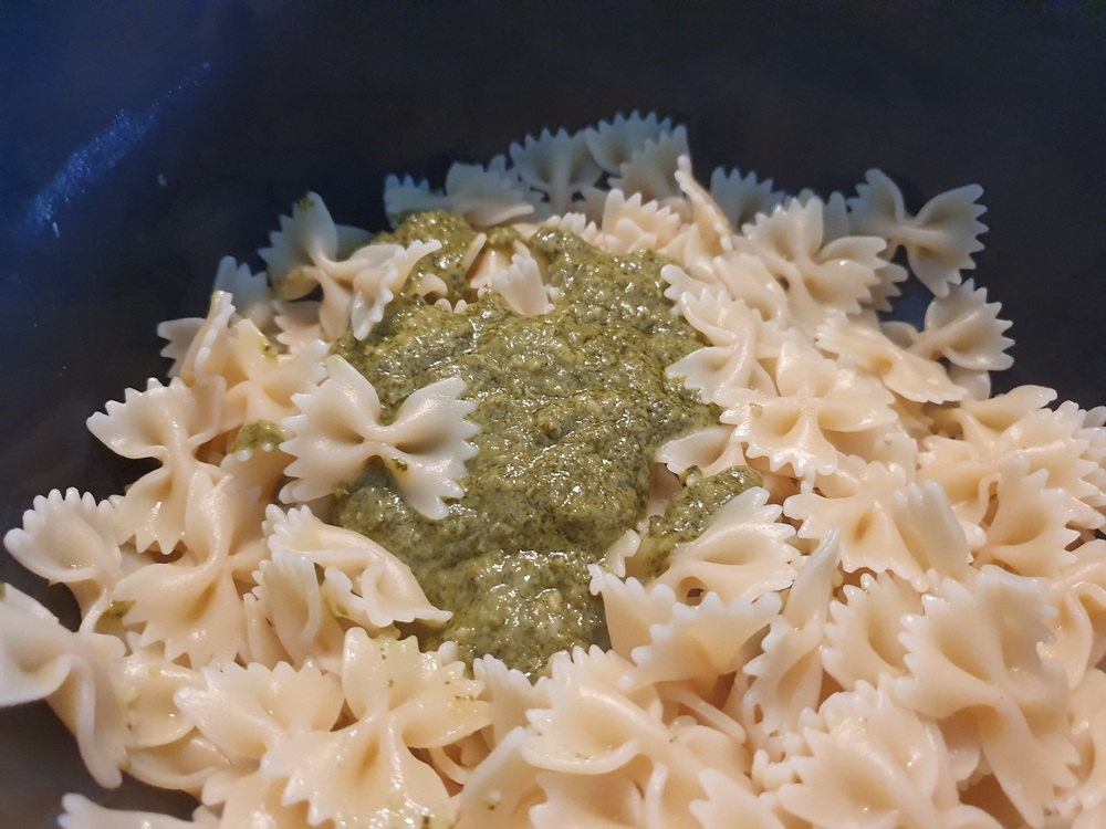 Farfalle cu pui si pesto