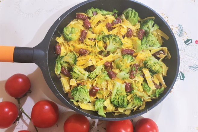 Tagliatelle cu broccoli, cheddar si sticks