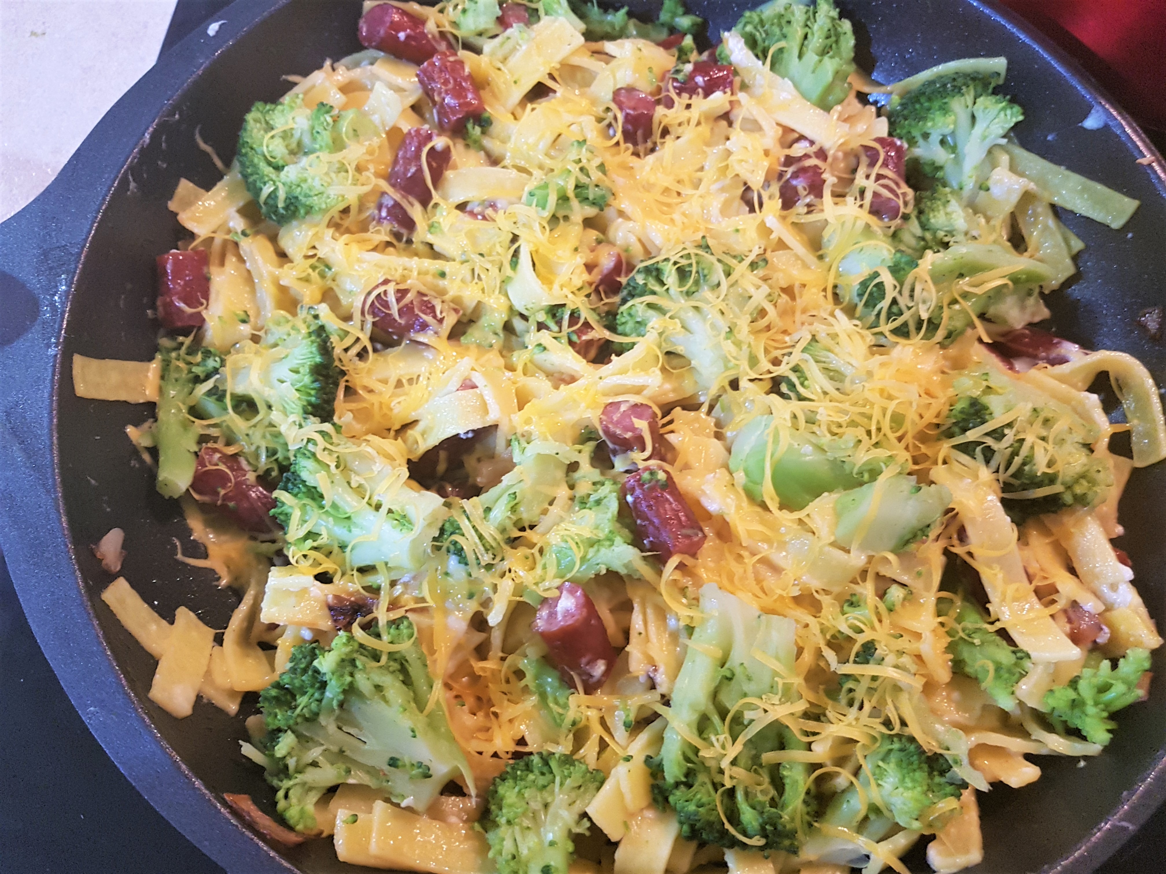 Tagliatelle cu broccoli, cheddar si sticks