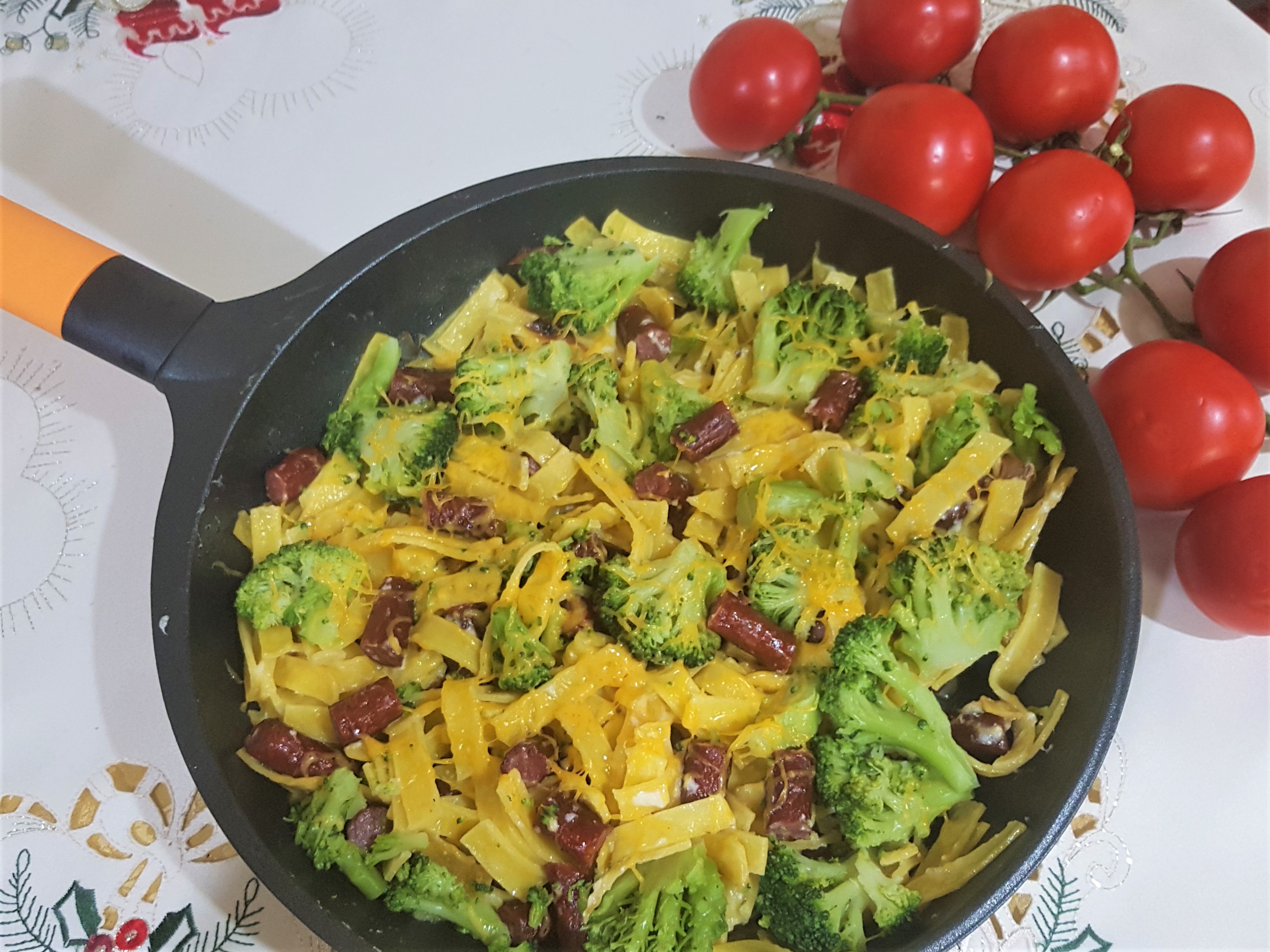 Tagliatelle cu broccoli, cheddar si sticks