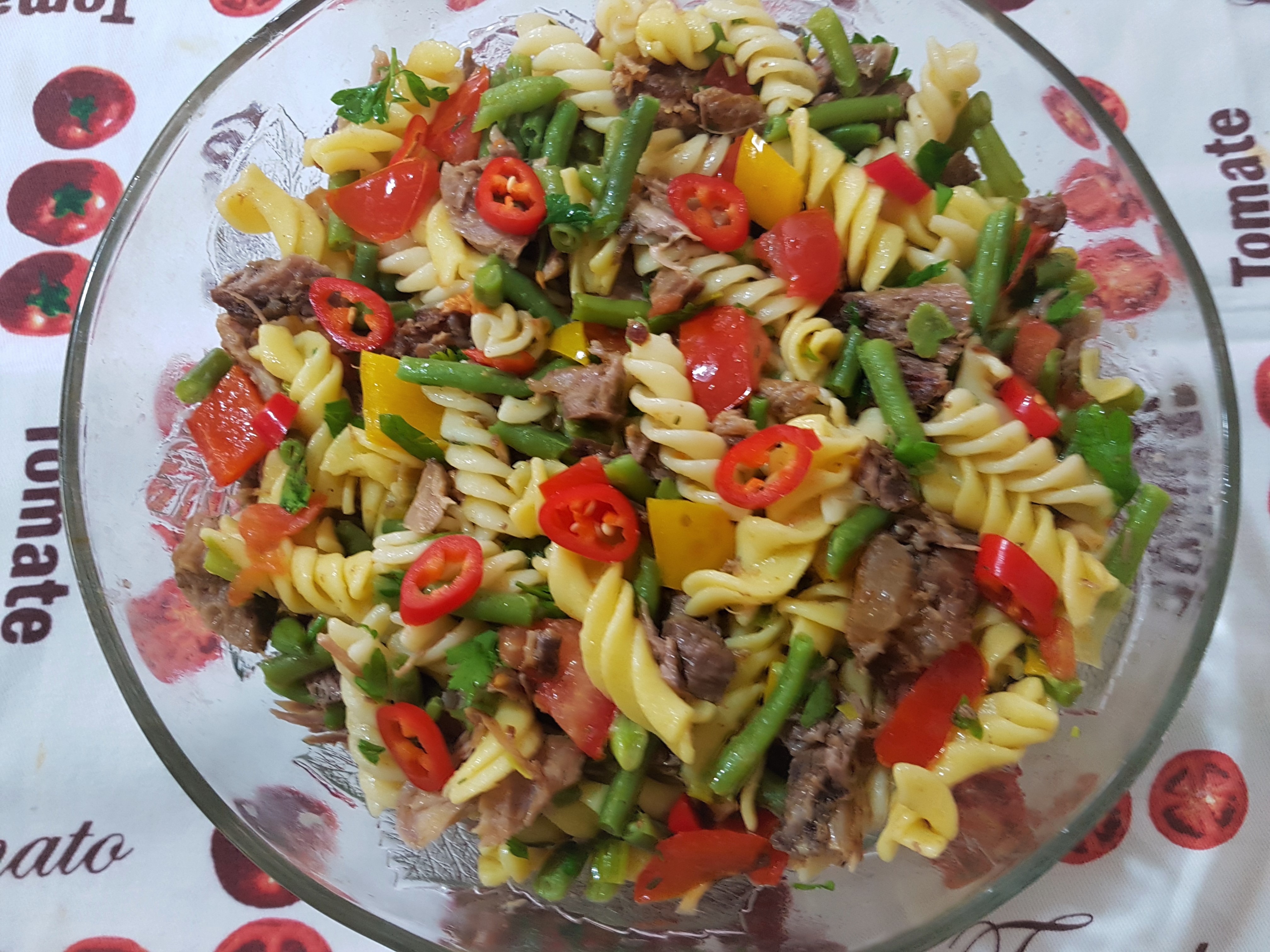 Salata calda cu fusilli, fasole verde si carnita de vitel