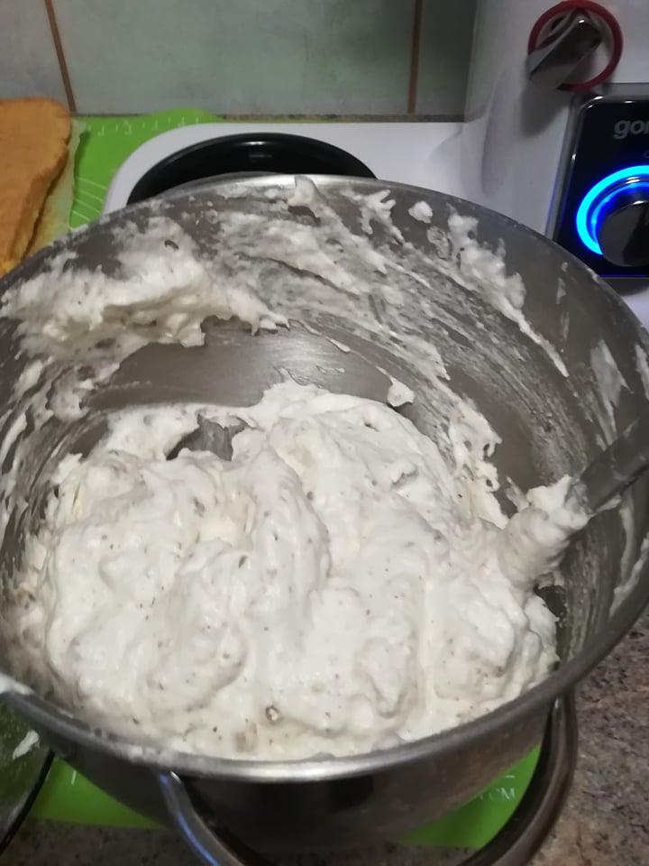 Desert prajitura cu blat din albus cu nuca si crema de caramel cu mascarpone