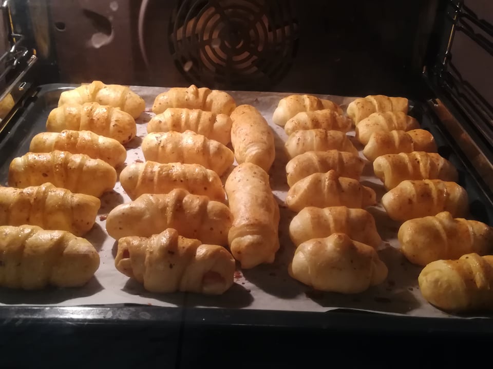 Aperitiv minicroissante cu crenvursti in foietaj