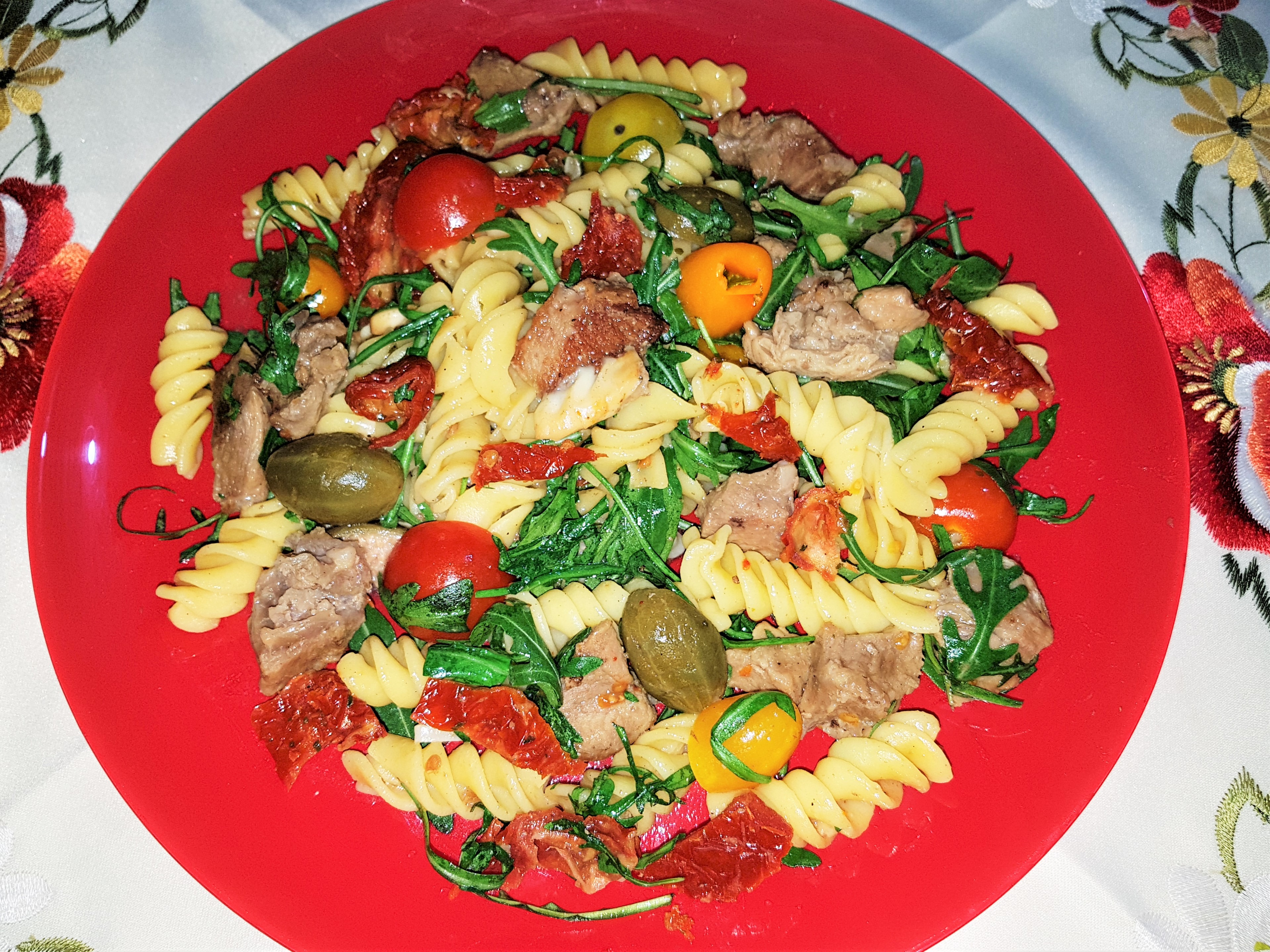 Salata de fusilli cu carne de vitel si rucola