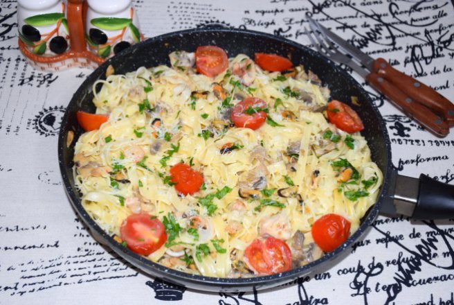 Tagliatelle cu fructe de mare