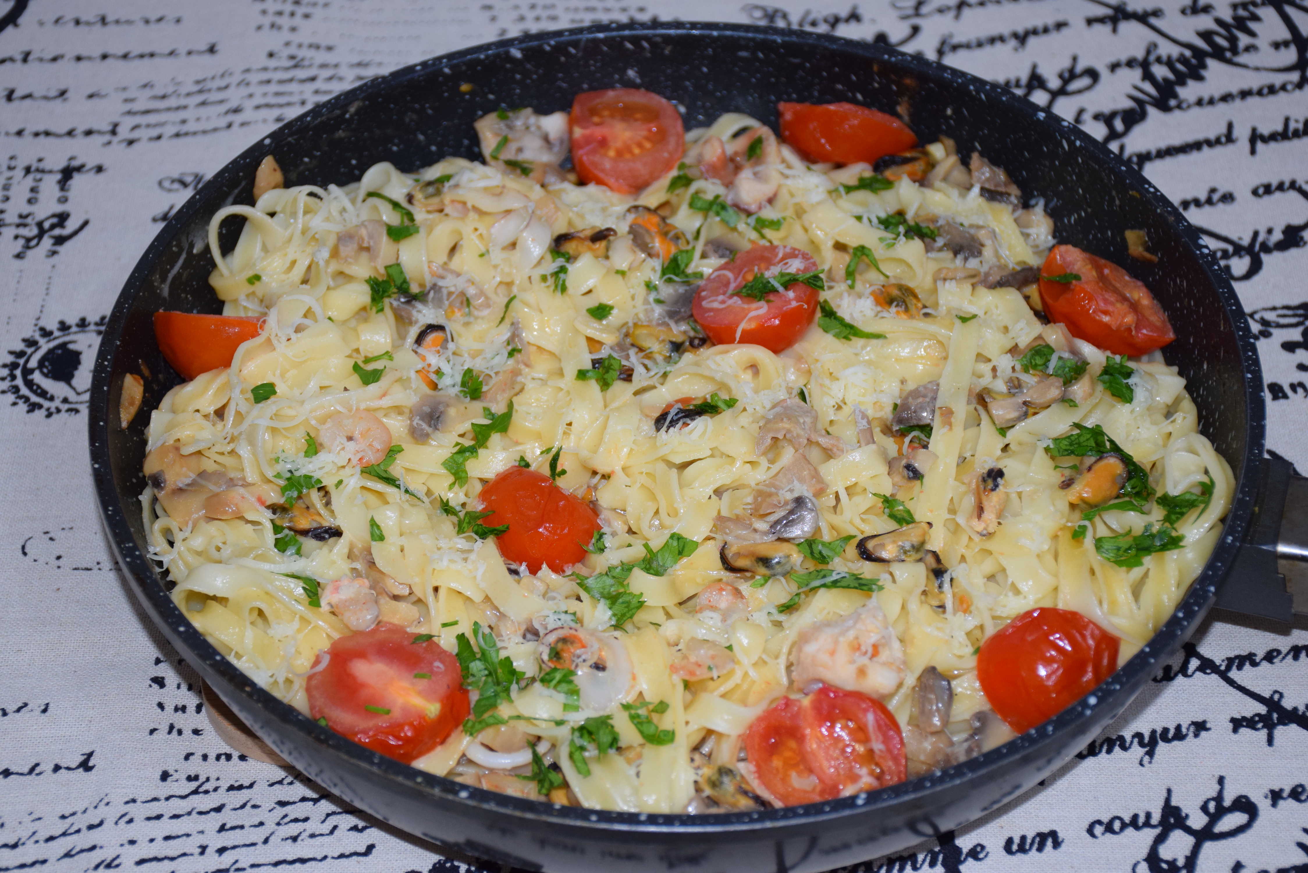 Tagliatelle cu fructe de mare