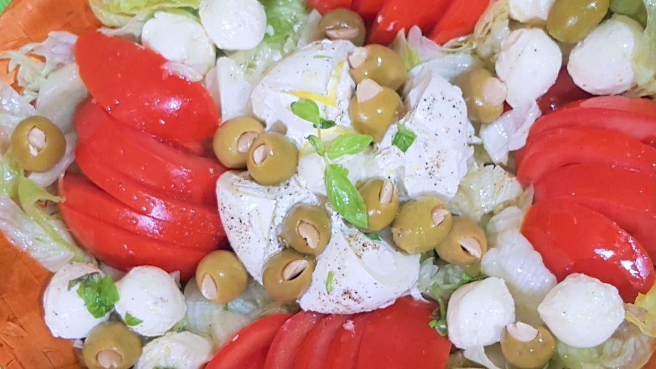 Salata cu burata, mozzarella si rosii