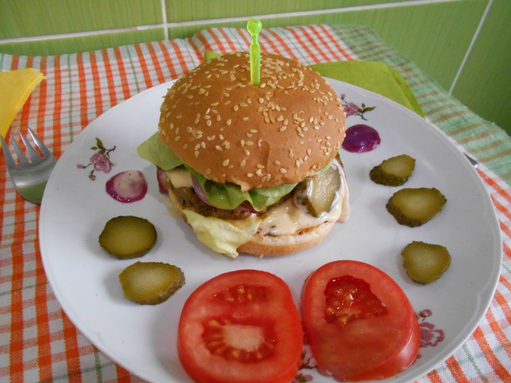 Reteta Burger de casa, un pranz perfect pentru intreaga familie