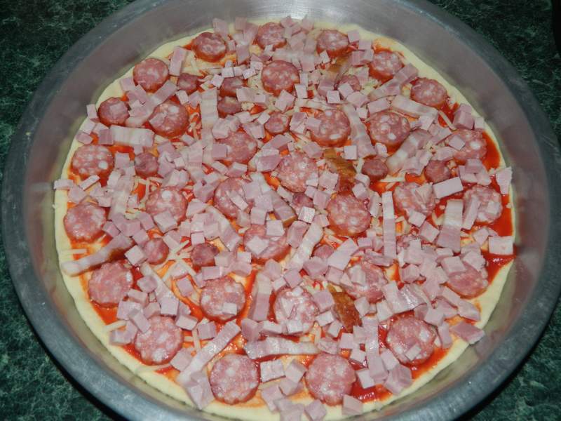 Pizza cu carnati si mozarella