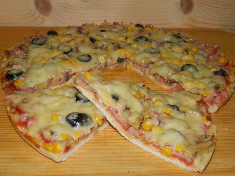 Pizza cu carnati si mozarella