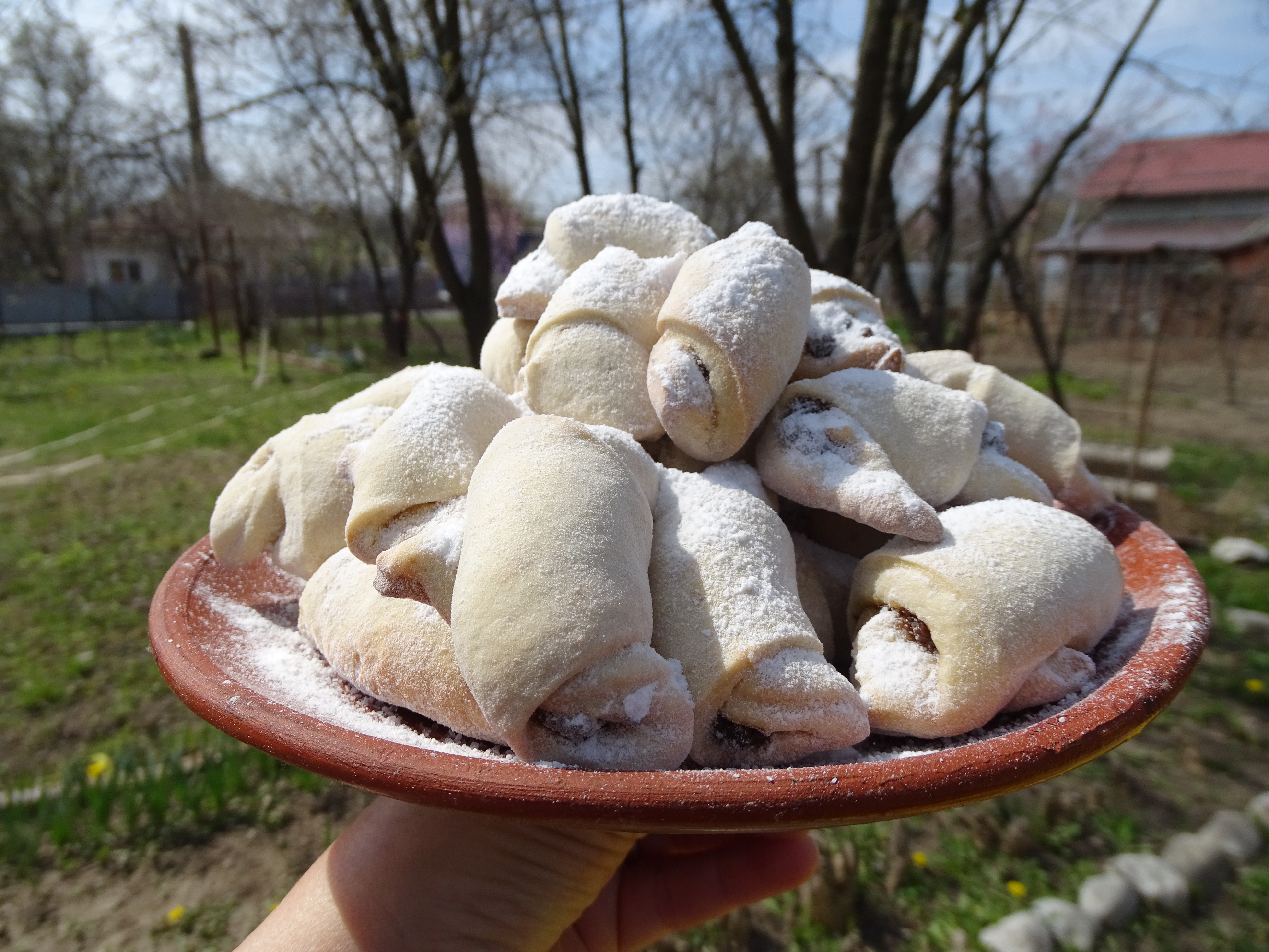 Desert cornulete de post cu gem de prune si nuca